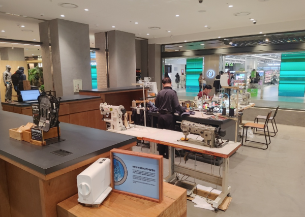 코엑스에 문을 연 '파타고니아 퀄러티 랩'의 수선실.