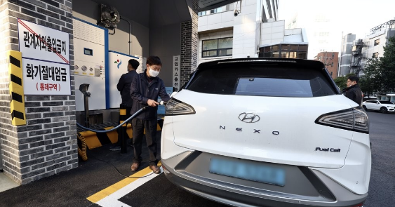 서울시청 서소문청사 수소충전소에서 충전 중인 현대차 수소차량 넥소. 사진=연합뉴스 자료사진