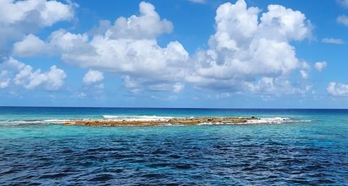 기후변화로 인한 해수면 상승의 직격탄을 맞고 있는 태평양 투발루의 작은 섬. 투발루 푸나푸티 본섬에서 10여km 떨어진 테푸카 빌리빌리는 30여년 전인 1992년만 해도 모래사장과 코코넛 나무가 있었지만, 지금은 바위 끝부분만 해수면 위로 간신히 드러나 있다. 사진=연합뉴스