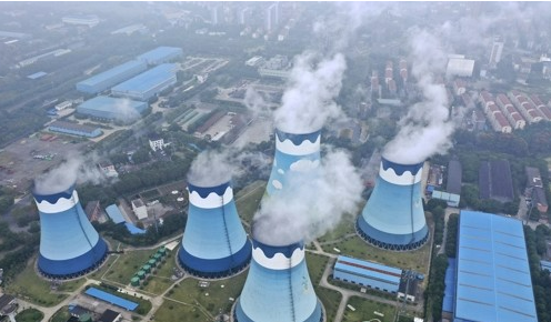 2021년 9월 27일 중국 장쑤성 난징의 한 석탄 화력발전소 냉각탑에서 하얀 수증기가 나오고 있다. 중국에서는 석탄 공급난과 당국의 강력한 탄소 배출 억제 정책 때문에 최근 전력난이 심해졌다. 사진=연합