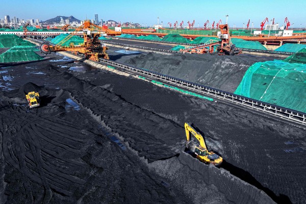 2024년 11월 27일 중국 동부 장쑤성 롄윈강 항구의 석탄 터미널에서 굴삭기가 석탄을 옮기고 있다. AFP=연합
