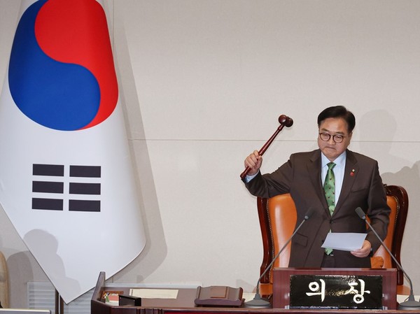 우원식 국회의장이 14일 오후 국회 본회의에서 윤석열 대통령 탄핵소추안을 가결하고 있다. [연합뉴스]