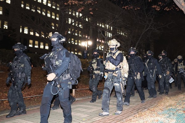 국회 본회의에서 비상계엄 해제를 의결한 4일 새벽 군 병력이 국회에서 철수하고 있다. [연합뉴스]