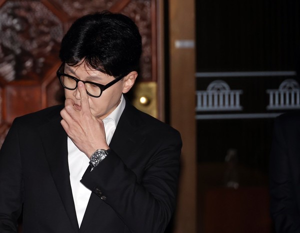 국민의힘 한동훈 대표가 14일 오후 윤석열 대통령 탄핵소추안이 가결된 뒤 의원총회장에서 나와 질문을 받고 있다. [연합뉴스]