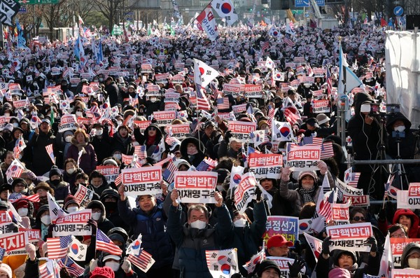14일 오후 서울 종로구 동화면세점 앞에서 보수성향 단체인 대한민국바로세우기국민운동본부(대국본) 주최로 열린 '자유 대한민국 수호 국민혁명대회'에서 참석자들이 탄핵 반대 구호를 외치고 있다. [연합뉴스]