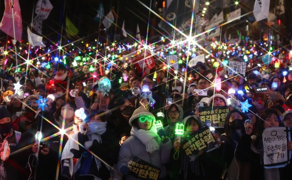 윤석열 대통령 탄핵소추안이 가결된 14일 서울 여의도 국회 앞에서 열린 탄핵 촉구 집회에 참석한 시민들이 기뻐하며 노래를 따라부르고 있다. [연합뉴스]