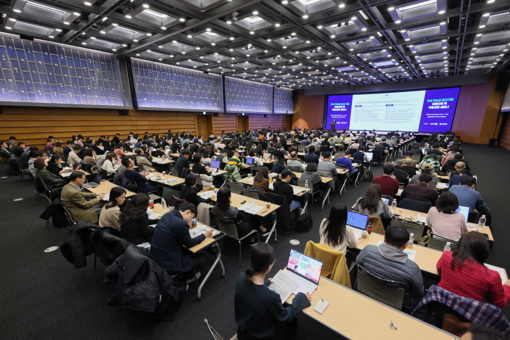 지난달 29일 한국회계기준원(원장: 이한상)은 한국회계학회(회장: 김갑순)와 공동으로 국내 기업의 지속가능성 공시기준(이하 ’KSSB 기준‘)에 대한 이해 제고와 공시 역량 강화를 위한 세미나를 개최했다. 사진=회계기준원