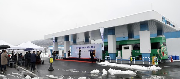 강원도 첫 액화수소충전소인 '원주 장양 액화수소충전소' 준공식이 지난달 28일 강원 원주시 소초면 장양리 공영버스 차고지에서 원강수 원주시장 등이 참석한 가운데 열렸다. 장양 액화수소충전소는 2022년 환경부 민간 자본 보조사업으로 선정돼 SK플러그하이버스에서 국비 42억원과 민간 자본 33억원 등 총 75억원을 투자해 건립했다. [원주시 제공=연합뉴스]