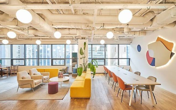                 구글(Google)은 사무실 벽에  밝은 색상을 사용해 직원들의 창의성과 협업을 촉진한다. 