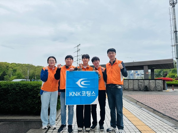 임직원들의 사회공헌활동 모습.  사진=KNK코팅스