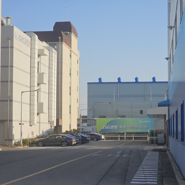 KNK코팅스 공장안에 ESG경영 플랜카드가 걸려 있다. 사진=KNK코팅스