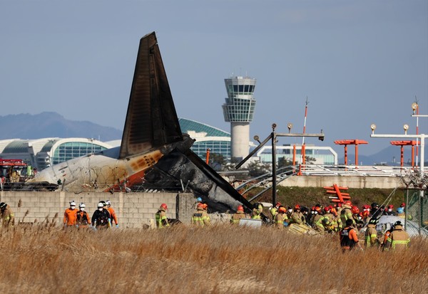 29일 오전 전남 무안국제공항에서 착륙 중이던 항공기가 활주로를 이탈해 울타리 외벽을 충돌했다. 사진은 사고 현장에서 소방 당국이 인명 구조를 하는 모습. [연합뉴스]
