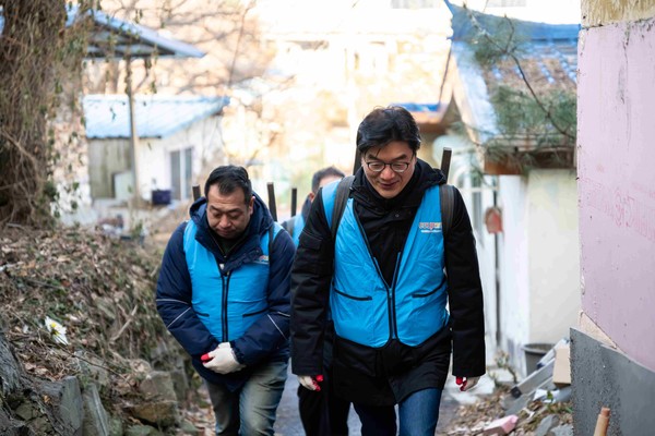 정종철 쿠팡풀필먼트서비스 대표이사(오른쪽)가 26일 인천시 미추홀구 학익동에서 지게를 짊어지고 연탄을 배달하고 있다.  사진=쿠팡