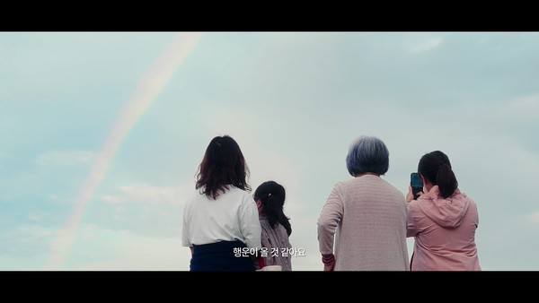 '쉬어가도 괜찮아'에 참여한 중증 환아 돌봄 가족의 여행 장면. 사진=한화호텔앤드리조트