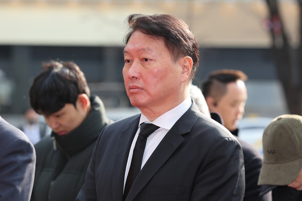 최태원 SK그룹 회장이 1일 오전 서울시청 앞 마련된 제주항공 여객기 사고 희생자 합동분향소에서 헌화하고 있다.   사진=연합뉴스