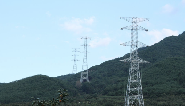 조립 완료된 밀양 765㎸ 송전탑. 연합=한전