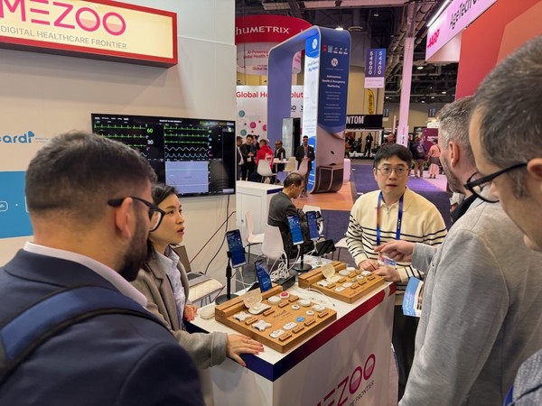 미국 라스베이거스 컨벤션센터에서 열린 세계 최대 가전 IT 박람회 'CES 2025'에서 동아ST와 메쥬 임직원이 참가자들에게 하이카디 기능을 설명하고 있다. 사진=동아ST