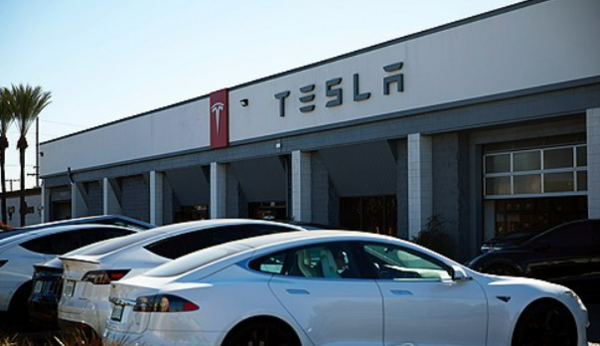  2025년 1월 2일(현지시간) 미국 캘리포니아주 버뱅크에 있는 테슬라의 판매 및 배송 부서 앞에 차량이 전시되어 있다. EPA=연합