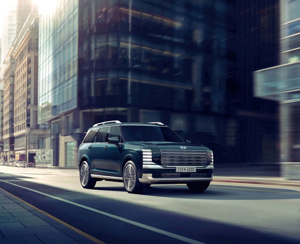 현대자동차는 프리미엄 플래그십 대형 SUV ‘디 올 뉴 팰리세이드’의 가솔린 모델을 출시하고 순차적으로 고객에게 인도한다고 15일 밝혔다.   사진=현대차