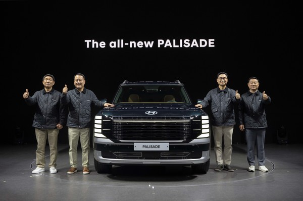 14일 경기도 성남시 수정구 소재 ‘메종 디탈리’에서 진행된 팰리세이드 론칭 행사에서 현대차 노사 대표가 신차와 함께 포즈를 취하고 있다. 왼쪽부터 문용문 금속노조 현대차지부장, 대표이사 이동석 사장, 국내사업본부장 정유석 부사장, 박성열 현대차지부 판매위원회 의장.   사진=현대차