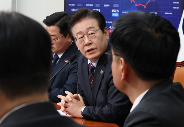 최상목 대통령 권한대행 부총리 겸 기획재정부 장관이 13일 국회에서 더불어민주당 이재명 대표의 발언을 듣고 있다.    사진=연합뉴스