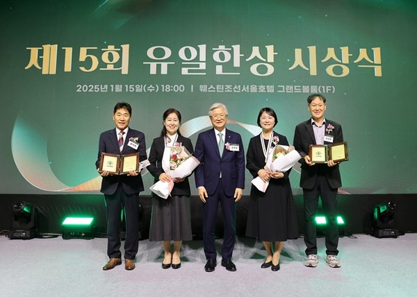 왼쪽부터 김석태·엄계숙 부부, 조욱제 유한양행 사장, 윤정희·김상훈 부부.   사진=유한양행