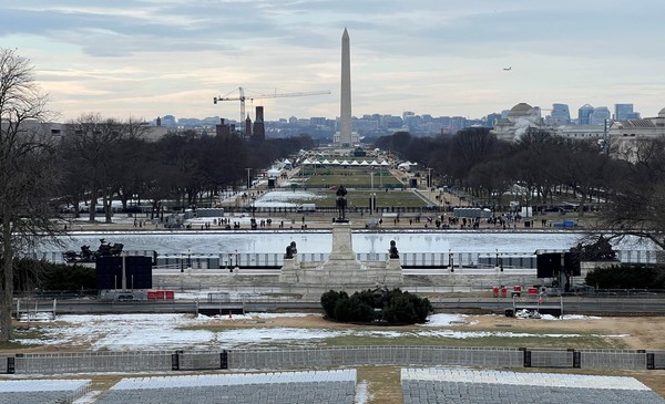 미국 대통령 당선자 도널드 트럼프의 취임식 당일 위험할 정도로 추운 기온이 예상돼 행사를 실내로 이전한다고 발표한 18일(현지 시간) 다음 날의 워싱턴 D.C. 내셔널 몰의 전경. [로이터=연합뉴스]