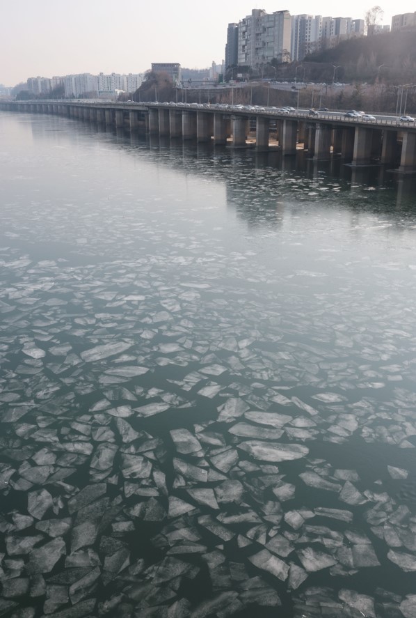 지난 12일 서울 용산구 한강대교 남단 아래 한강 수면이 조금 언 모습. 완전히 얼어 강물이 보이지 않아야 결빙 관측으로 기록된다. [연합뉴스]
