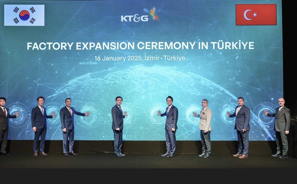 KT&G가 지난 16일 ‘글로벌 톱 티어’(Global Top-tier) 도약과 해외 사업 확장을 위한 튀르키예 공장 증설식을 개최했다. 튀르키예 이즈미르 주(州) 현지공장 증설식에 참석한 방경만(오른쪽 4번째) KT&G 사장과 정연두(왼쪽 4번째) 주튀르키예 대사 등 주요 관계자들이 기념사진을 찍고 있는 모습. 사진=KT&G