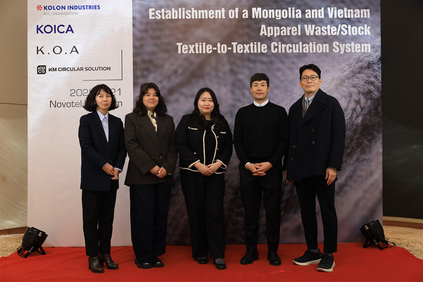 왼쪽부터 Bayar M. 몽골과학기술대학교 경공업엔지니어링 학부장, Nomin B. 몽골울캐시미어협회 대외협력본부장, 서현재 코이카 몽골사무소 부소장, Batzul Sh. 쇼피 CEO, 유동주 코오롱FnC ESG 임팩트 PU 상무 겸 케이오에이 대표. 사진=코오롱FnC