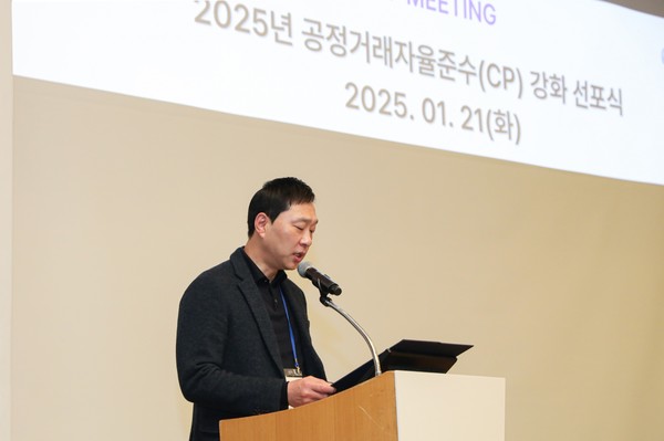 동아에스티 공정거래 자율준수 프로그램 강화 선포식에서 정재훈 사장이 자율준수 선언문을 낭독하고 있다.   사진=동아에스티