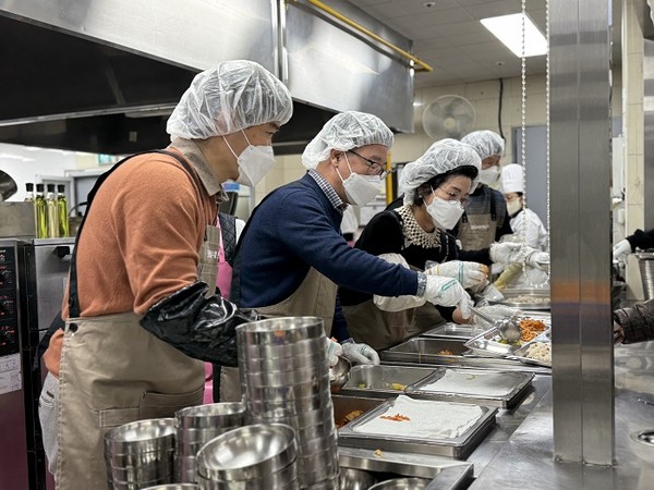 'KN 사랑의 열매 봉사단'의 봉사 활동 모습. 사진=코레일네트웍스