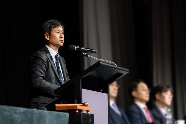 박기덕 고려아연 대표이사가 23일 열린 임시주주총회에서 영풍의 의결권이 제한됐음을 선언하고 있다. 사진=고려아연