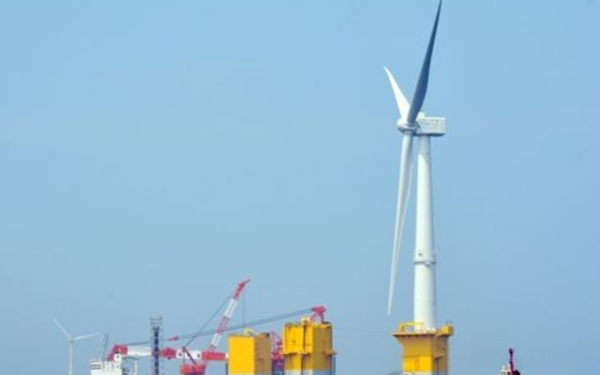 일본 동북지방 후쿠시마현 나라하마치 앞바다의 부유식 해상풍력 설비 조립작업 모습. 연합뉴스 자료사진