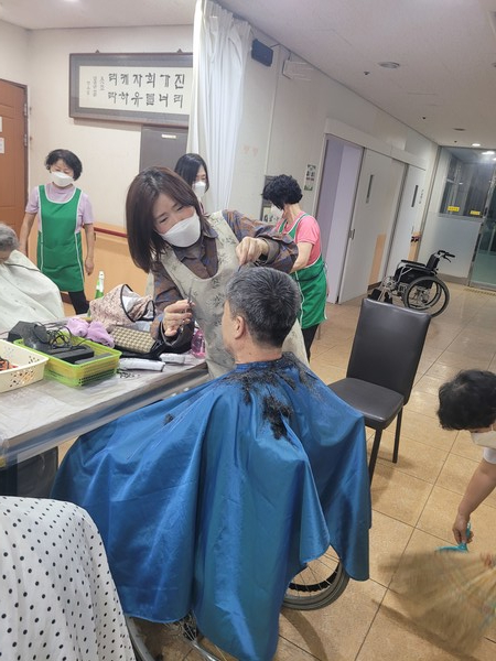 만민중앙교회 미용인 선교회에서 미용 봉사를 진행하고 있다.  사진=만민중앙교회