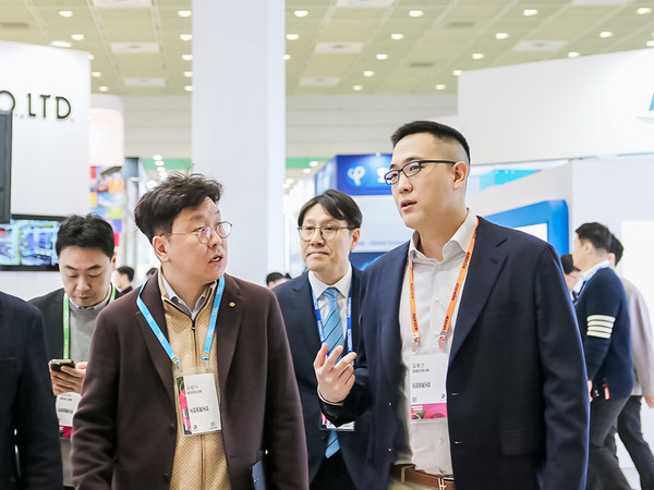 김동선 미래비전총괄 부사장이 부스 곳곳을 돌며 기술 현황을 점검하고 있다.  사진=한화세미텍