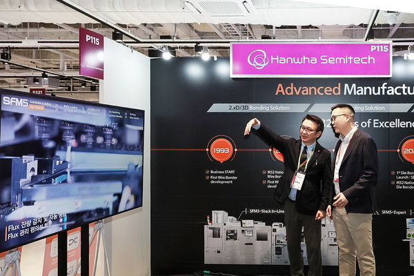 세미콘코리아 현장을 찾은 김동선 미래비전총괄 부사장(오른쪽).  사진=한화세미텍