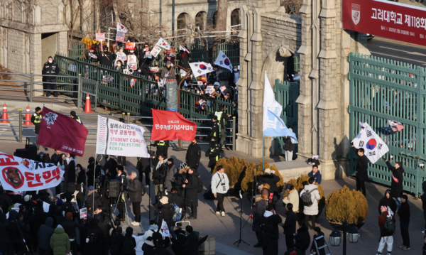 21일 서울 성북구 고려대 교문 안에서 '윤석열 퇴진 긴급 고려대 행동을 준비하는 모임' 주최로 탄핵 찬성 집회가, 교문 밖에서 '대통령 탄핵을 반대하는 고대인들' 주최로 탄핵 반대 집회가 열리고 있다. 사진=연합뉴스