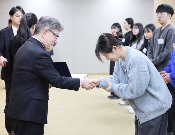 김중수 유한재단 이사장(왼쪽)이 장학증서를 전달하고 있다. .사진=유한재단
