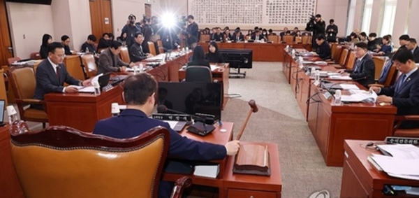 상법 일부개정법률안 등을 심의하는 국회 법제사법위원회의 법안심사제1소위원회가 열린 24일 서울 여의도 국회에서 박범계 소위원장이 의사봉을 두드리고 있다. 사진=연합뉴스