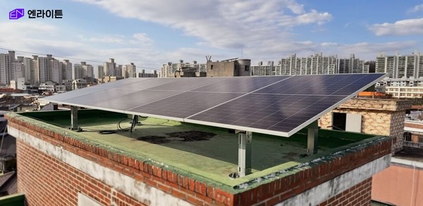 충북 청주 희망나무그룹홈 옥상에 설치된 3.9kW 용량의 태양광 발전 설비 전경.  사진=엔라이튼