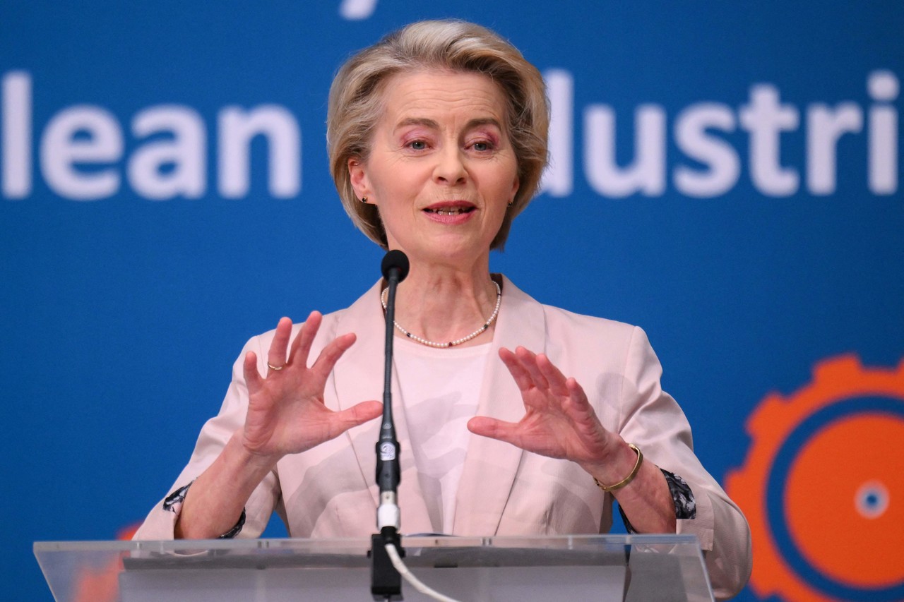 우르줄라 폰데어 라이엔 EU 집행위원장이 26일 벨기에 안트워프에서 열린 '유럽 인더스트리얼 서밋 2025'에서 연설하고 있다, EU는 이날 지속가능성 규제 단순화를 위한 옴니버스 패키지를 발표했다. AFP=연합