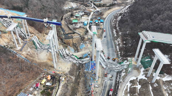 지난 25일 경기 안성시 서운면 산평리 소재 서울세종고속도로 천안~안성구간 9공구 천용천교 건설 현장에서 교량 연결작업 중 교각에 올려놓았던 상판이 무너지는 사고가 발생했다. 사진은 사고 현장 모습.  사진=연합뉴스