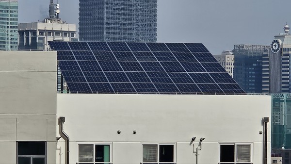 도시 건물 옥상에 설치된 태양광 발전시설. 도시의 태양광 시설은 특히 미세먼지 오염의 영향을 크게 받는 것으로 나타났다. 강찬수 기자