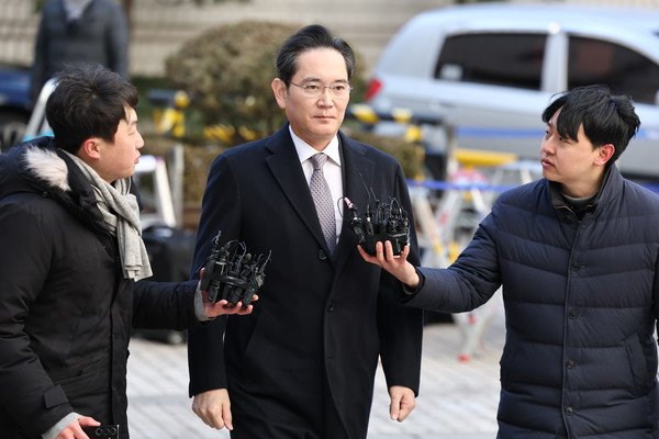 이재용 삼성전자 회장이 3일 오후 서초구 서울고법에서 열린 부당합병·회계부정 혐의 항소심 선고공판에 출석하고 있다.   사진=연합뉴스