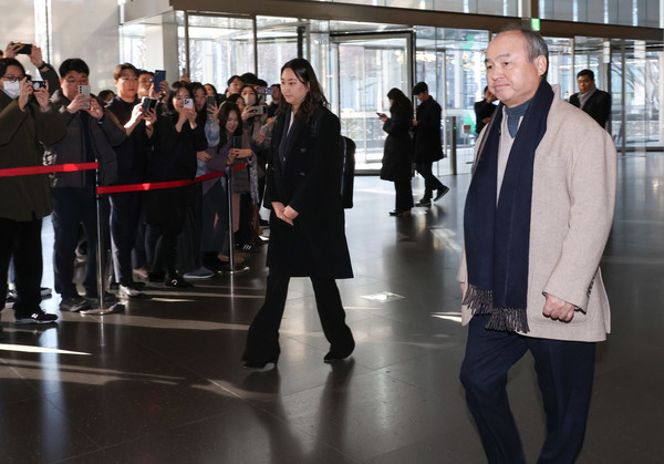 손정의(일본명 손 마사요시) 소프트뱅크그룹 회장이 4일 오후 삼성 서초사옥으로 들어서고 있다. 이날 이재용 삼성전자 회장은 샘 올트먼 오픈AI 최고경영자(CEO), 손 회장과 함께 만나 AI 관련 3자 회동을 할 예정이다.   사진=연합뉴스
