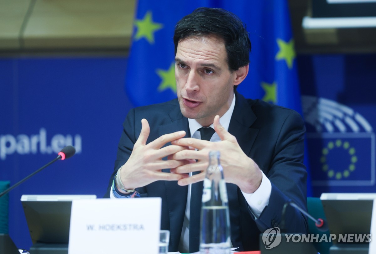 웝크 훅스트라 EU 기후·넷제로·청정성장 담당 집행위원이 6일(현지시간) 벨기에 브뤼셀 유럽의회 조세 담당 소위원회에 출석해 발언하고 있는 모습. 사진=연합