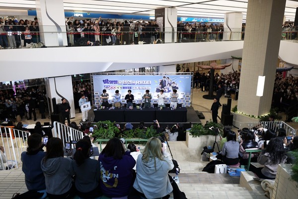 지난 9일 서울 강남 코엑스서 진행한 박카스맛젤리 라이즈(RIIZE) 공개 팬사인회 현장 모습.  사진=동아제약