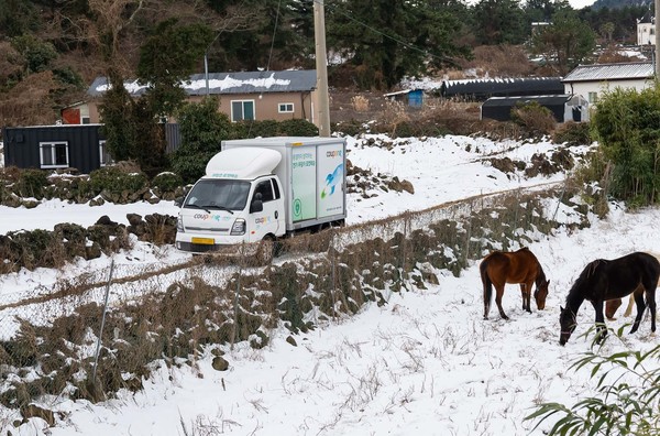 쿠팡이 12일 주요 유통 기업 중 최초로 제주 지역에 신선식품 무료 새벽배송을 시작했다. 와우 회원은 전날 주문한 상품을 오전 7시까지 수령할 수 있다.  사진=쿠팡