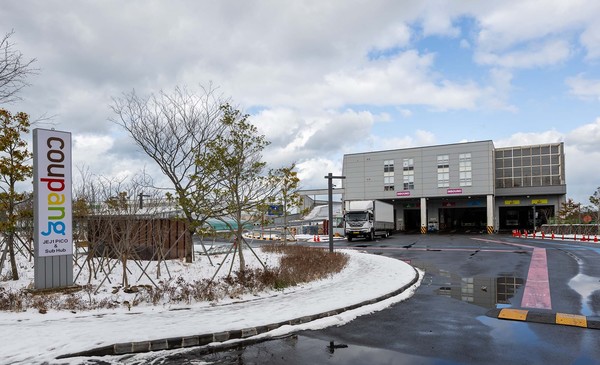 쿠팡이 제주도 애월읍에서 운영을 본격화한 마이크로풀필먼트센터 전경.  사진=쿠팡